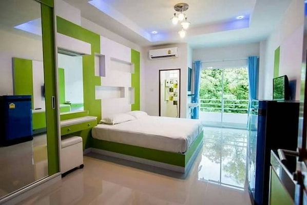 Une chambre d’hôtel moderne équipée d’un lit, d’un bureau et d’une télévision.
