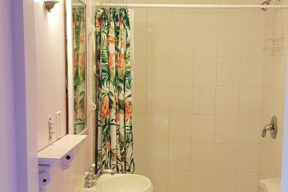 Signature Double Room Single Use, 1 Queen Bed, Ensuite | Bathroom | Free toiletries, towels