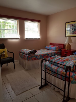 Iron/ironing board, bed sheets