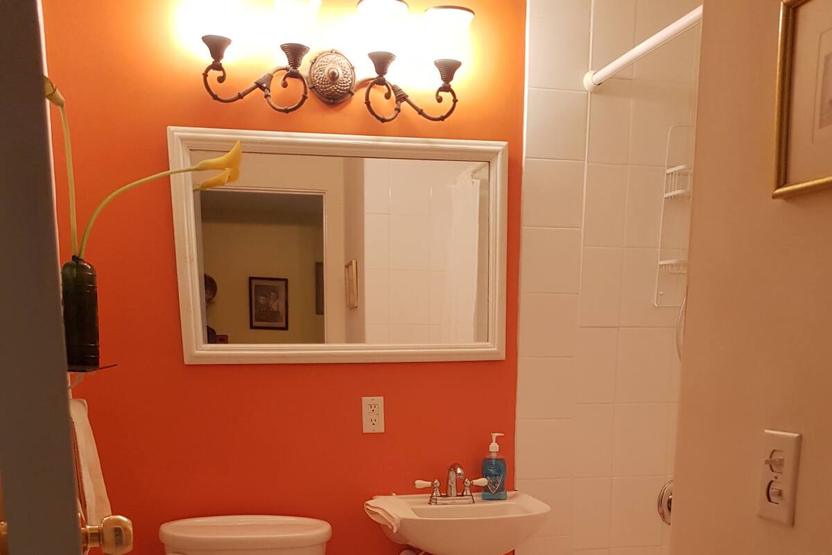 Twin Room | Bathroom | Free toiletries, towels