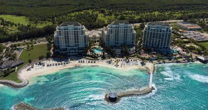 5 bed villa, gated community, private pool, fully staffed, private chauffeur