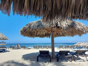 Beach - 5 bed villa, gated community, private pool, fully staffed, private chauffeur (Montego Bay)