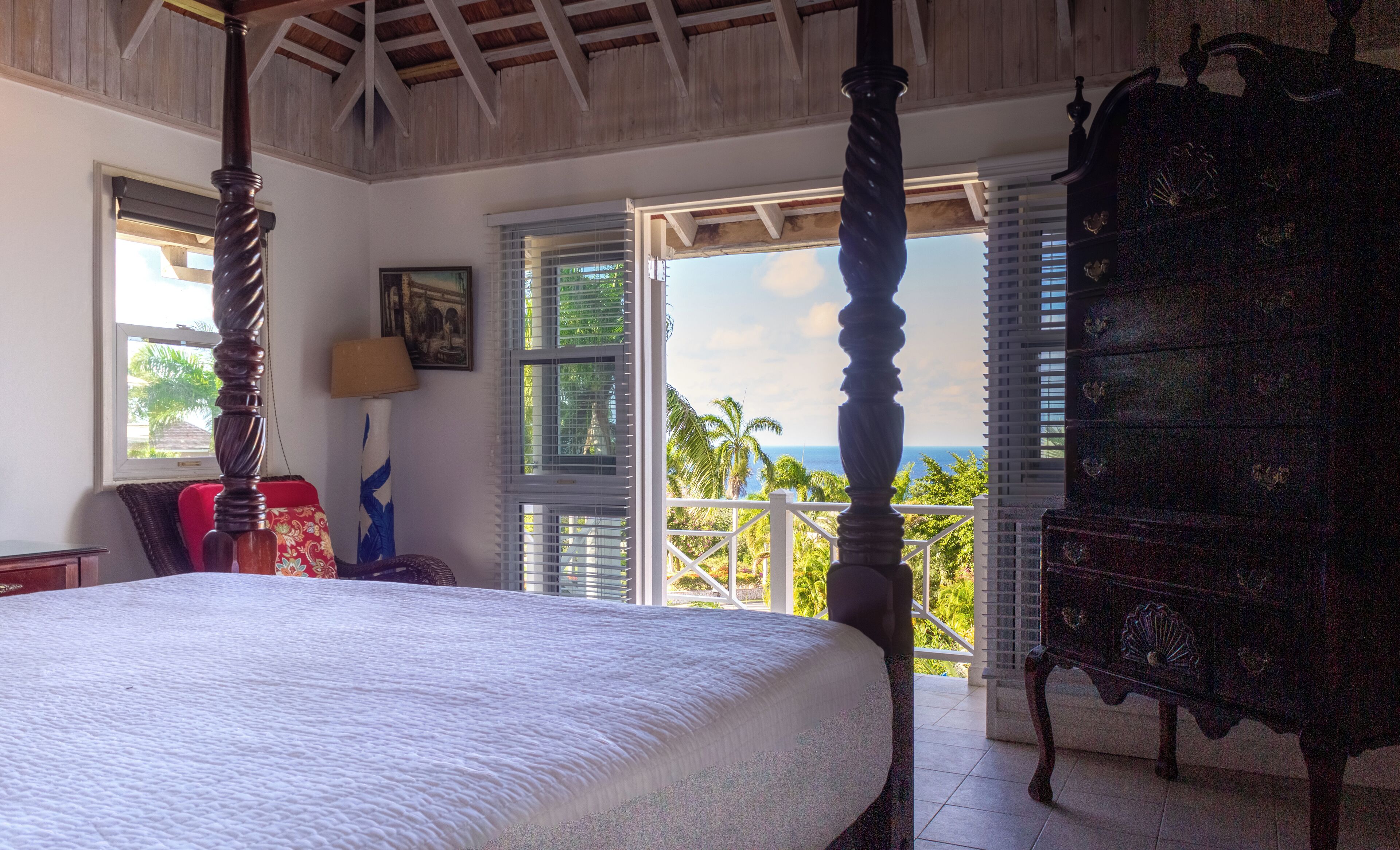 5 habitaciones, escritorio y tabla de planchar con plancha 