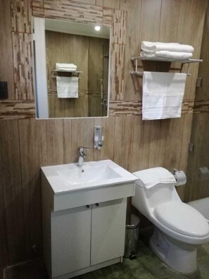 Superior Double Room, 1 Queen Bed, Private Bathroom | Bathroom
