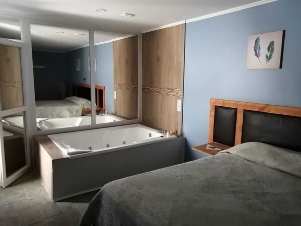 Superior tweepersoonskamer, 1 queensize bed, privébadkamer | Een bureau, geluiddichte muren, een strijkplank/strijkijzer, beddengoed