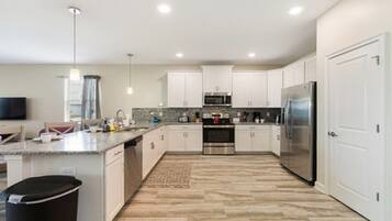 Maison Luxe, plusieurs lits, non-fumeurs | Cuisine privée | Grand réfrigérateur, micro-ondes, four, plaque de cuisson