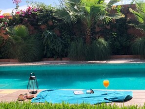Piscine extérieure, chaises longues