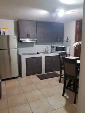 Refrigerador, microondas, cafetera/tetera, utensilios de cocina