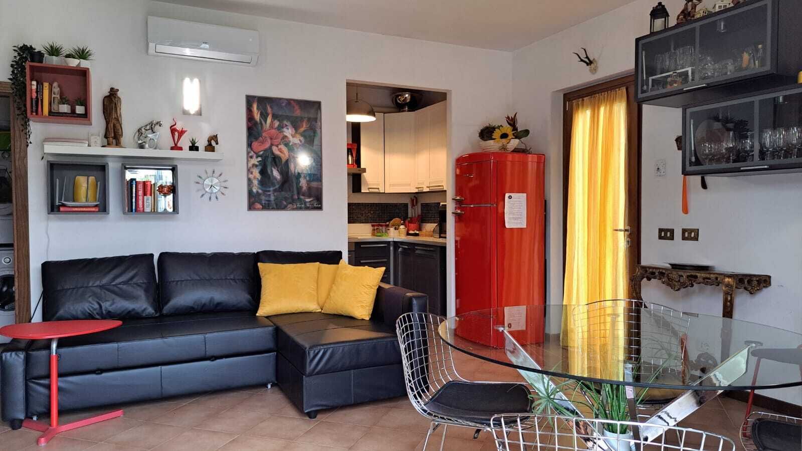 Smart-TV, Kamin, DVD-Player, Bücher