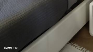 3 habitaciones, tabla de planchar con plancha y cuna de viaje