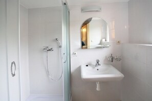 Badewanne, kostenlose Toilettenartikel, Handtücher