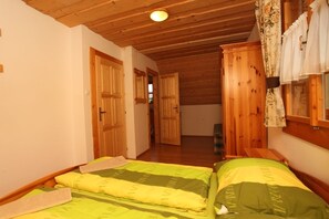 Chalet | Blackout drapes, soundproofing, free cribs/infant beds, free WiFi