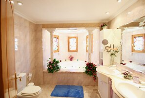 Bathtub, towels