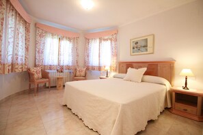 2 عدّة غرف نوم ومكواة/لوح كي وواي فاي مجانًا وملاءات أسرّة