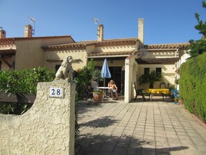 Outdoor dining - comfortable holiday home in southern France (Saint-Cyprien)