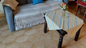 Una sala de estar con un sofá, una mesa de centro y una escalera.
