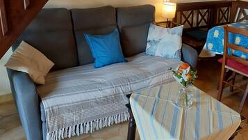 Smart-TV, Kamin, DVD-Player, Bücher