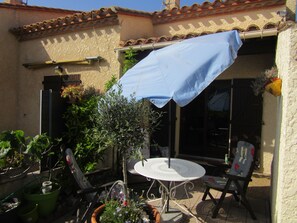 Outdoor dining - comfortable holiday home in southern France (Saint-Cyprien)