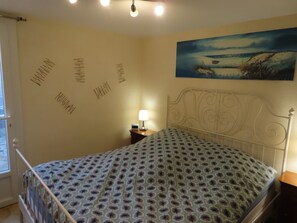 3 chambres, bureau, fer et planche à repasser, lit de bébé portatif