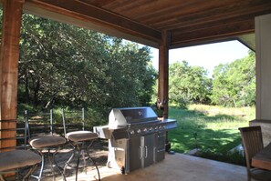Outdoor dining - Private Home On 2 Acres, with hot tub and firepit! (Dripping Springs)