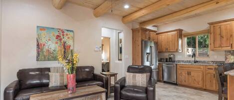 Een televisie, een open haard en een kantoor