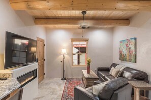 Fernseher, Kamin, Arbeitsbereiche