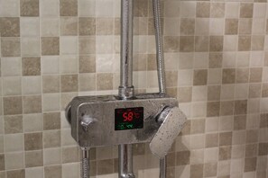 Douche, sèche-cheveux, serviettes fournies, savon