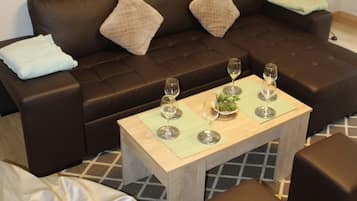 Een televisie, een dvd-speler en boeken