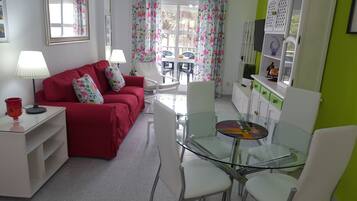 Een televisie en een stereo