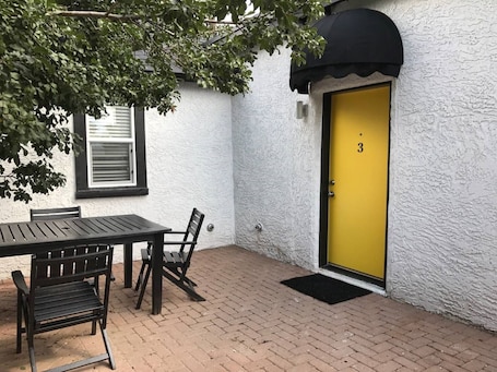 Outdoor dining. Downtown Cozy Condo- Walk to Best Diners, Breweries, NAU, Historic Flagstaff!