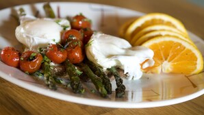 A plate with grilled asparagus, cherry tomatoes, a poached egg, and orange slices. - Downtown Cozy Condo- Walk to Best Diners, Breweries, NAU, Historic Flagstaff! (Flagstaff)