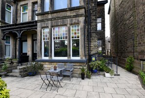 Outdoor dining - Garden Mews - 2 bedroom - Harrogate Town Centre - Patio area (Harrogate)