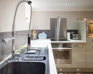 Fridge, microwave, oven, stovetop - Garden Mews - 2 bedroom - Harrogate Town Centre - Patio area (Harrogate)