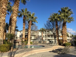 حمّام سباحة مُدفَّأ