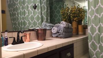 Combined shower/tub, hair dryer, towels