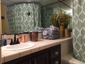 Combined shower/bathtub, hair dryer, towels