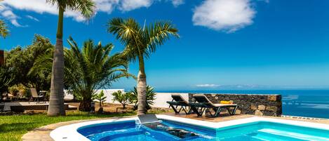 حمّام سباحة خارجي، حمّام سباحة مُدفَّأ