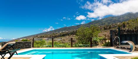 Een buitenzwembad en een verwarmd zwembad