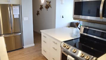 Jääkaappi, mikroaaltouuni, uuni, liesi