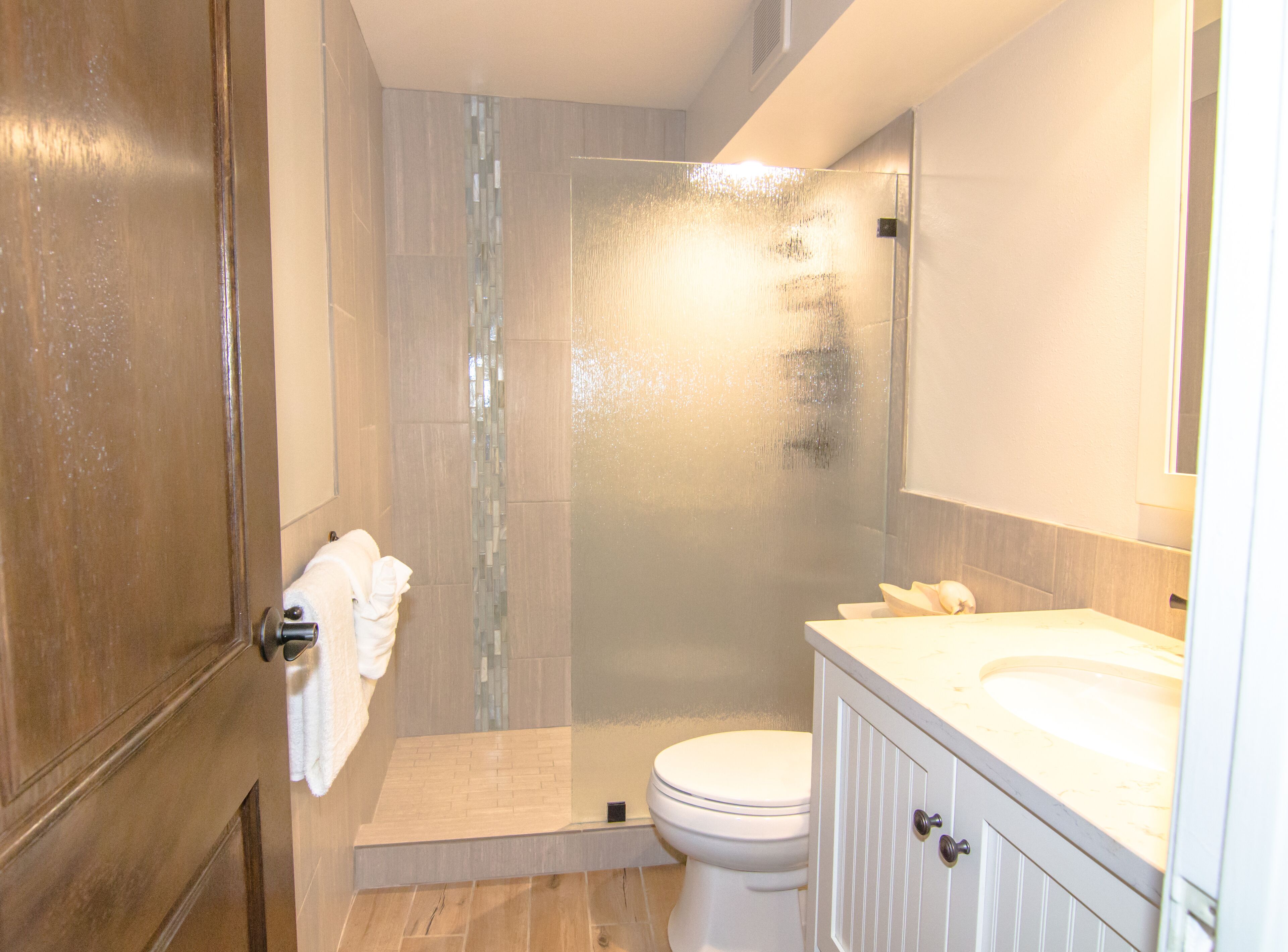 Chuveiro, secador de cabelo, toalhas de banho 