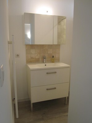 Shower, hair dryer, towels, soap - Apartment in town (Arles)