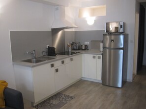Fridge, microwave, stovetop, coffee/tea maker - Apartment in town (Arles)