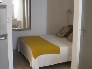 1 bedroom, iron/ironing board, free WiFi, bed sheets - Apartment in town (Arles)