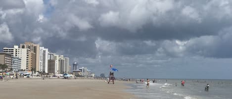 Beach nearby, sun loungers, beach towels