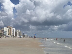 Beach nearby, sun loungers, beach towels