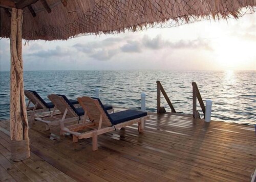 Beach King Suite Pool AC Dock Free Paddleboards