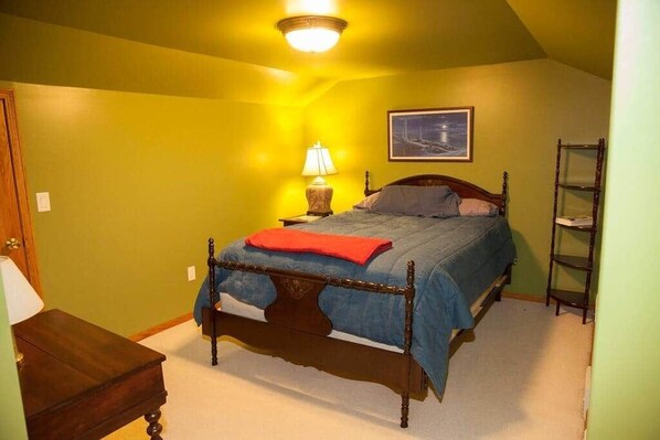 4 bedrooms, desk, iron/ironing board, WiFi