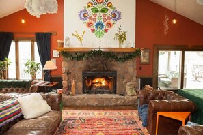 Smart TV, fireplace, DVD player, books