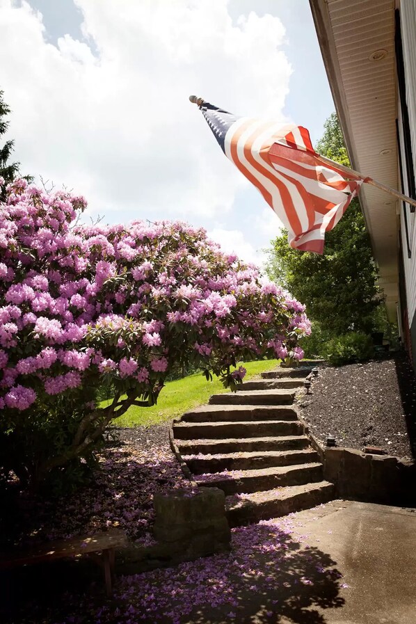 Property grounds - Innisfree Farms Estate House near Oglebay Park (Triadelphia)