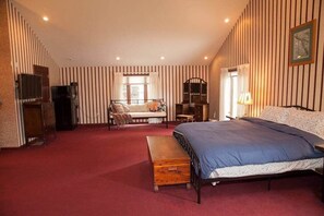 4 habitaciones, escritorio, tabla de planchar con plancha y wifi 